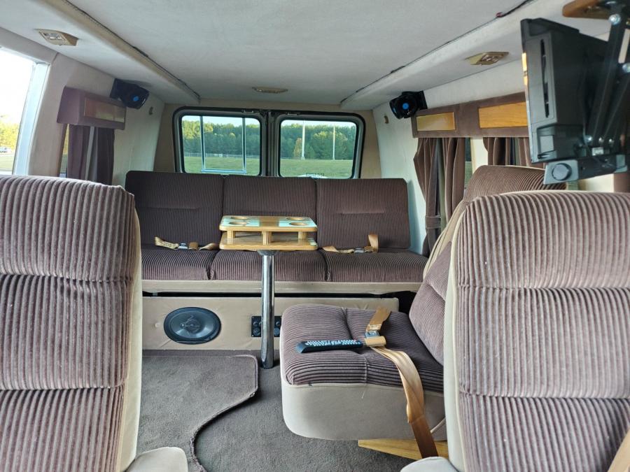 Интерьер Chevrolet G20 Conversion Van  (CG21305) 1988 года  (фото 218 из 257)